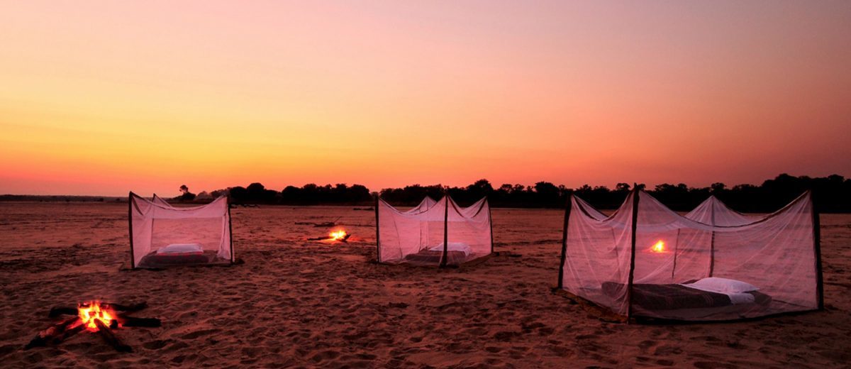 Fly-camping is wildkamperen in de open lucht, in de bush. In feite lig je op een matrasje of veldbedje onder de sterrenhemel in een klamboetentje. Een geweldige ervaring.