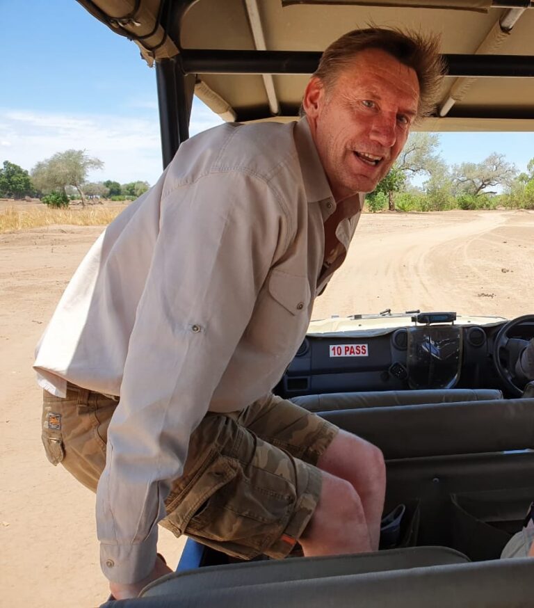 John Pieterse stapt in de safari-jeep.