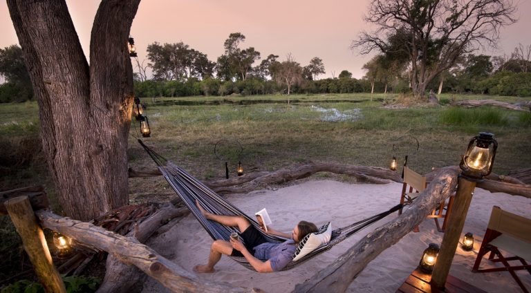 Hangend in je hangmat, boek lezen of gewoon genieten van de omgeving in een van de bushcamp in Botswana.