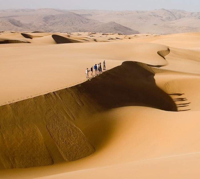 Wandel op de rand van de rode duinen in de Sossusvlei in Namibië.