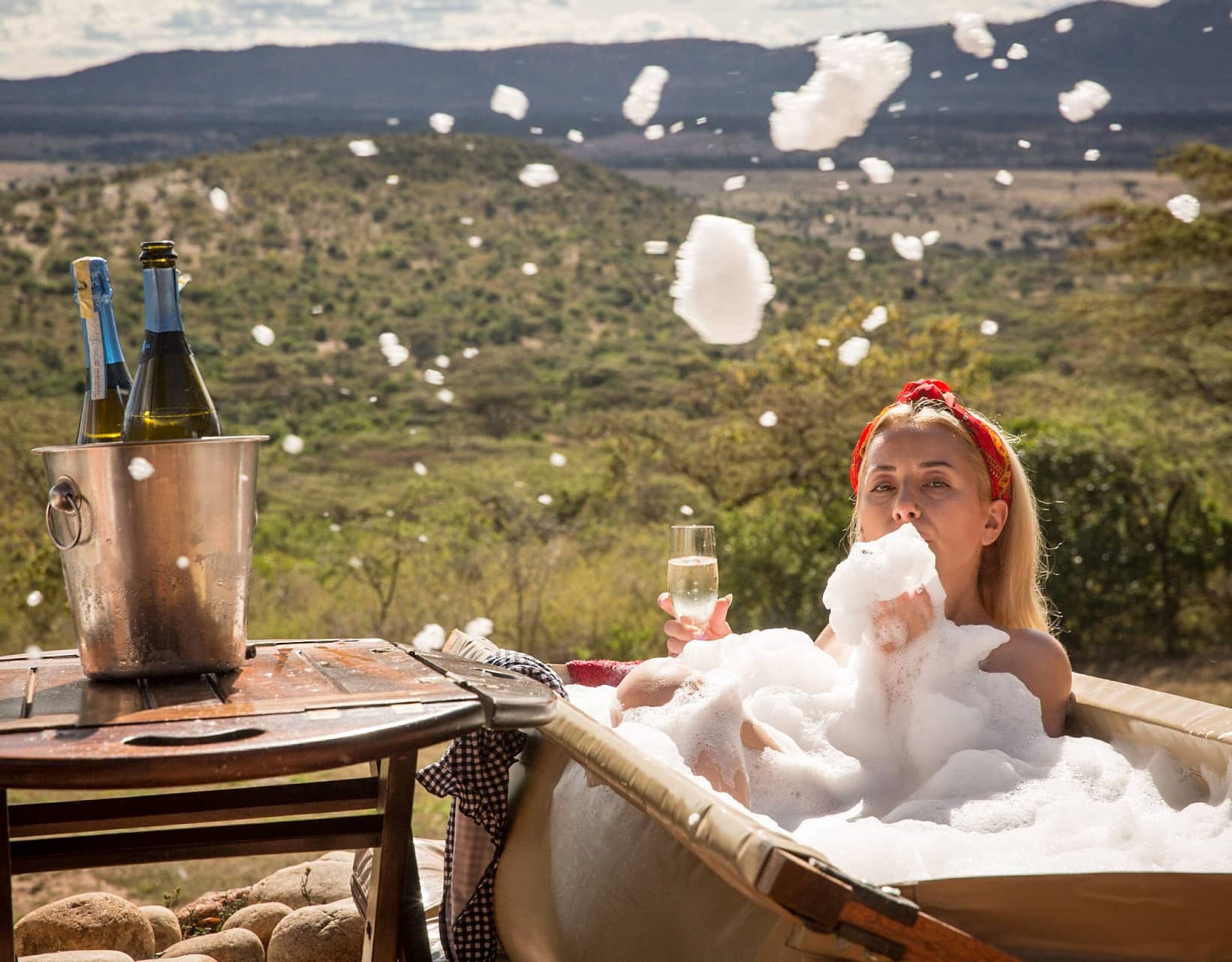 Een 'bush bath' is eigenlijk niets anders dan in een schuimbad liggen met uitzicht op de wildernis (bush). Deze bush bath worden verzorgd in luxe kampen in Afrika.