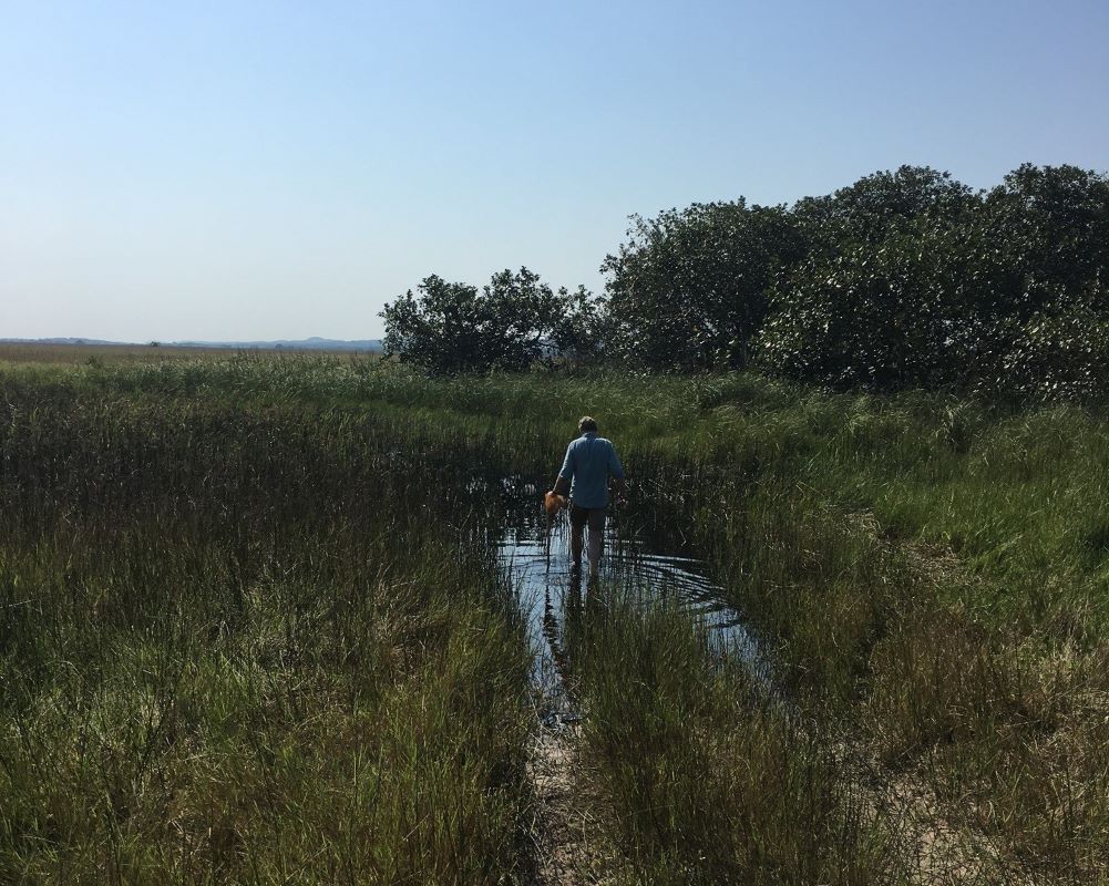 John inspecteert de waterweg african luxury