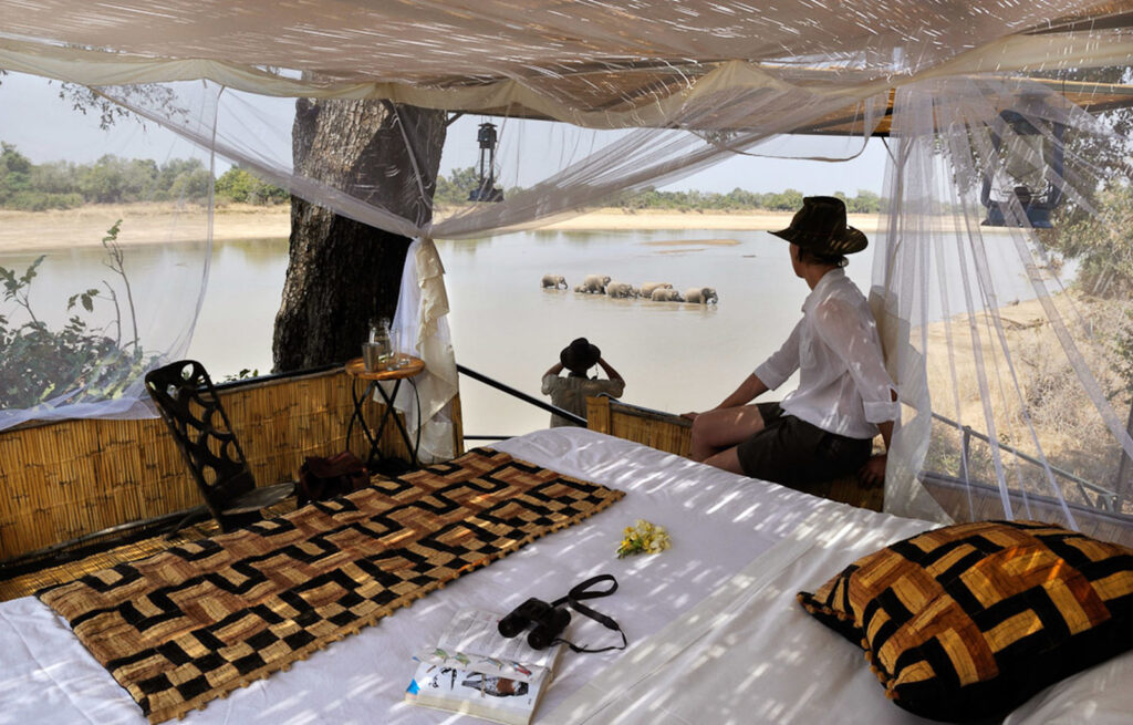 Wakker worden in de sleep out aan Luangwe rivier.