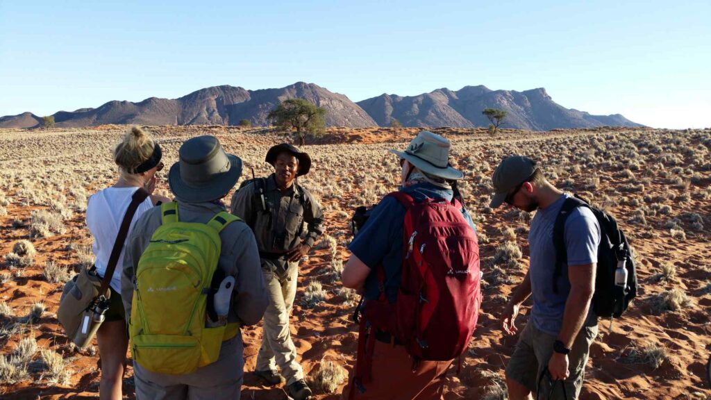 rancois gids van Ultimate Safaris geeft uitleg in Namibië