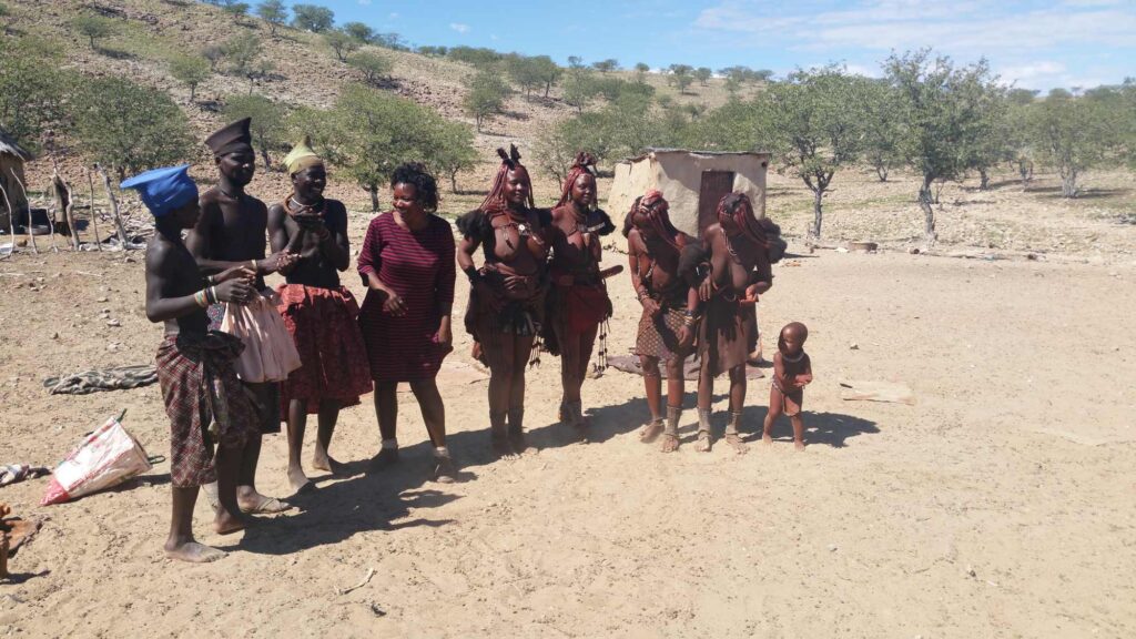 De Himba leven in het noordwesten van Namibië en leven oorspronkelijk voornamelijk van hun vee. De Himba zijn herkenbaar aan de typische rode kleur op hun huid, door het insmeren met een mengsel van vet (tegenwoordig ook vaak boter), kruiden en oker. Dit middel biedt bescherming tegen de zon.