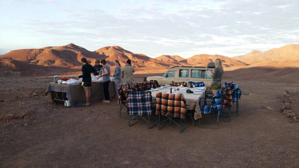 Middenin de wildernis stop je voor een gezond en overheerlijke lunch, dit alles middenin Namibië.