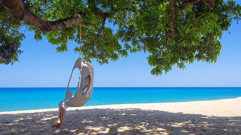 Hangend in een strandstoel genieten van het prachtige blauwe meer