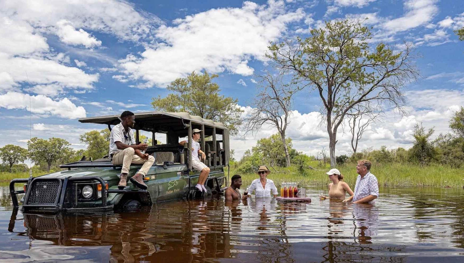 Met safari-jeep en al staan de gasten tot aan hun middel in de rivier voor de vrijdag middag borrel