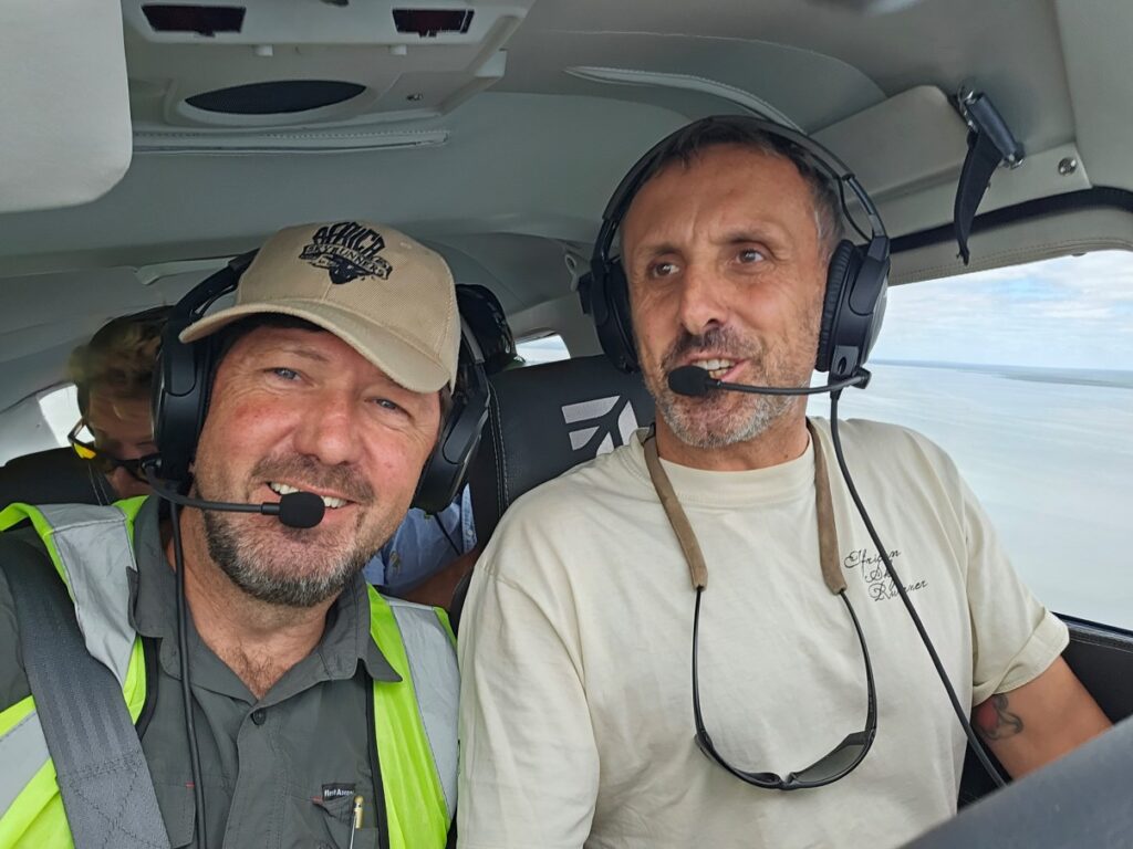 Mike White en Nicola Quadliere van Africa Sky Runners gebroederlijk naast elkaar in de cockpit van hun Cessna Centurion