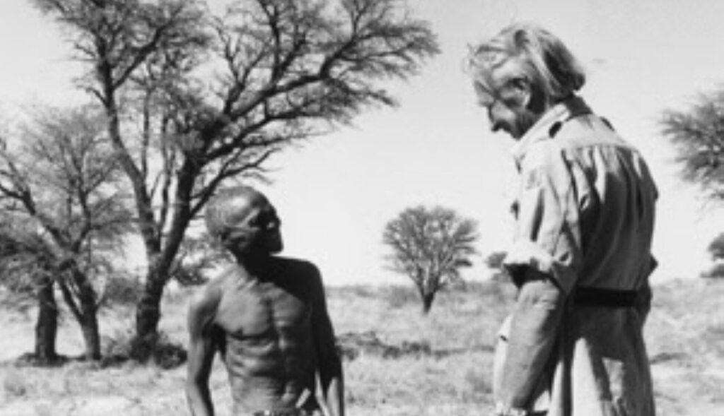 Laurens van der Post in gesprek met de inheemse bevolking in de Kalahari