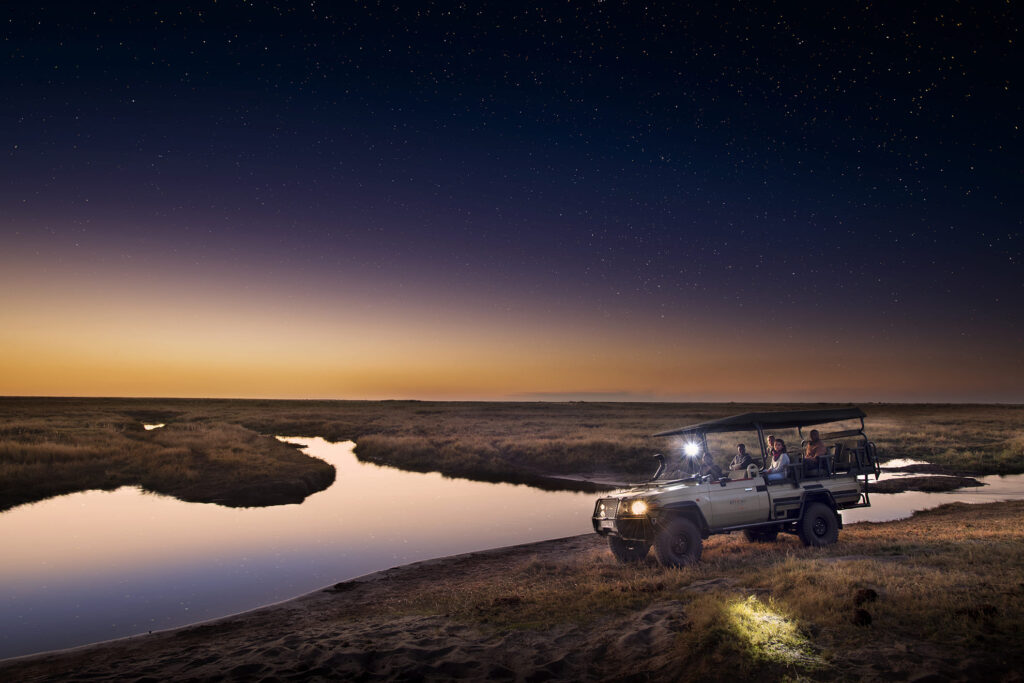 Nachtsafari jeep tijdens zonsondergang